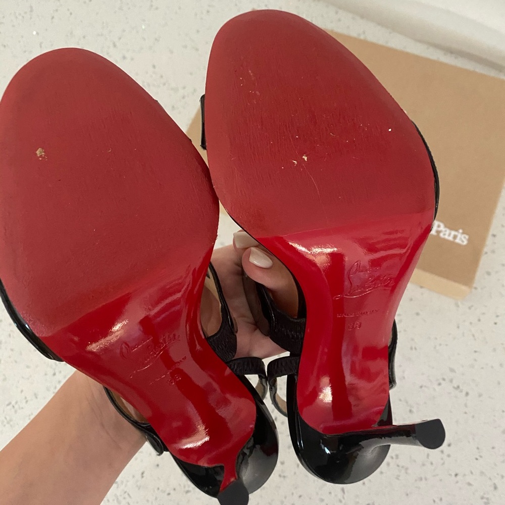 New CHRISTIAN LOUBOUTIN
Vavazou Asymmetric Sandals - Picture 7 of 14